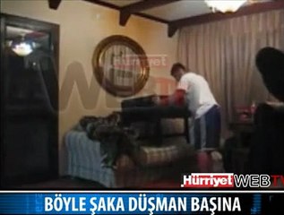 BÖYLE ŞAKA DÜŞMAN BAŞINA