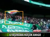 6 YAŞINDAKİ AMİGO TRİBÜNLERİ ÇOŞTURDU