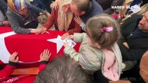 Amasra'daki maden faciasında hayatını kaybedenlere veda! Cenazede yürek yakan görüntü: Babasının fotoğrafını böyle gösterdi