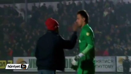 Kaleci ve taraftar birbirine girdi!