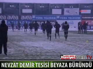 BJK'Lİ FUTBOLCULAR KAR ALTINDA ANTRENMAN YAPTI