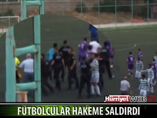 FUTBOLCULAR BİR ANDA HAKEME SALDIRDI