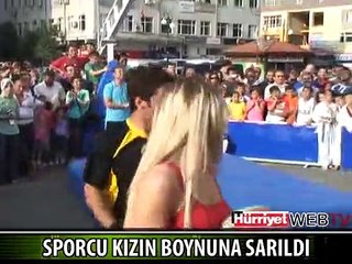 SPORCU KIZIN BİR ANDA BOYNUNA SARILDI