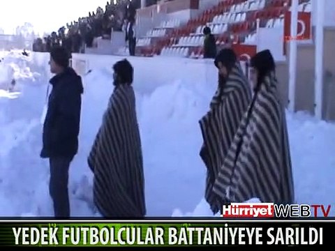 YEDEK FUTBOLCULAR BATTANİYEYE SARILDI