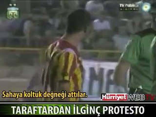 TARAFTARDAN KOLTUK DEĞNEKLİ PROTESTO