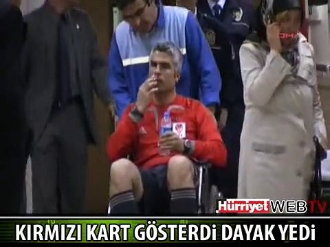 KENDİSİNE KIRMIZI KART GÖSTEREN HAKEMİ DÖVDÜ