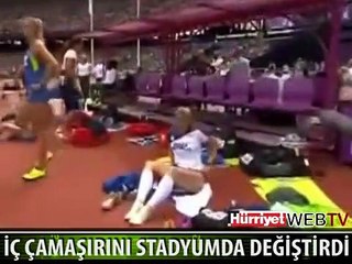 KAMERALAR KARŞISINDA İÇ ÇAMAŞIRINI ÇIKARTTI
