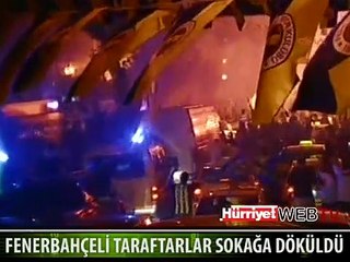 FENERBAHÇELİ TARAFTARLAR SOKAKLAĞA DÖKÜLDÜ