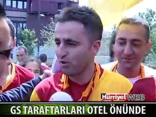 TARAFTARLAR GS KAFİLESİNİN KALDIĞI OTEL ÖNÜNDE TOPLANDI
