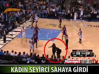 KADIN TARAFTAR SAHAYA GİRERKEN BÖYLE YAKALANDI