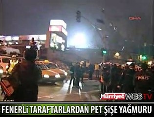 FB'Lİ TARAFTARLARDAN PET ŞİŞE YAĞMURU
