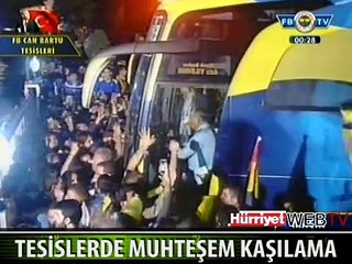 TARAFTARLAR FENERBAHÇELİ FUTBOLCULARI BÖYLE KAŞILADI
