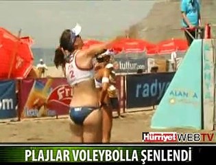 ÜNİVERSİTELİ KIZLAR PLAJDA