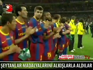 MANCHESTER ALKIŞLARLA MADALYASINI ALDI