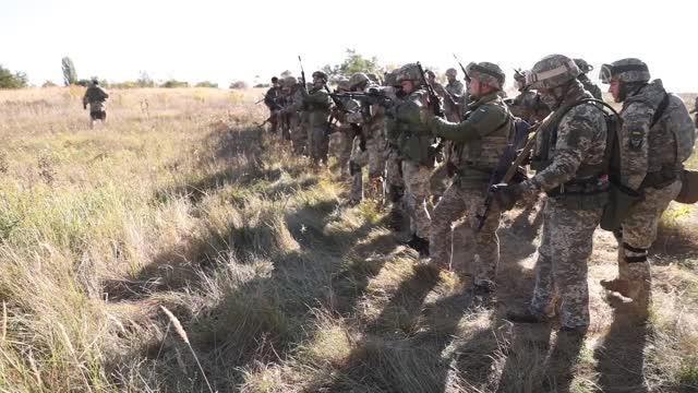 Ukrayna ordusuna katılan gönüllülere cephe öncesi askeri eğitim veriliyor