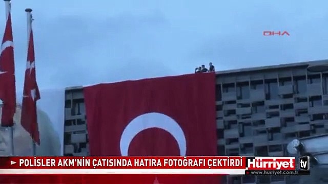 POLİSLER AKM'NİN ÇATISINDA HATIRA FOTOĞRAFI ÇEKTİRDİ