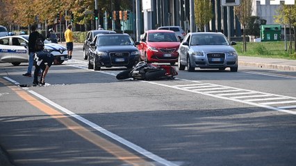 Incidente oggi a Bologna, scontro auto-moto in via Mattei