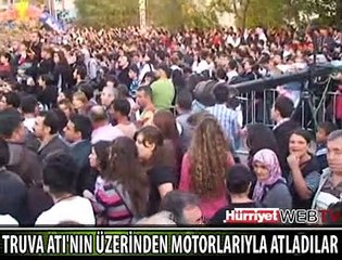 TRUVA ATI'NIN ÜZERİNDEN MOTORLARIYLA ATLADILAR