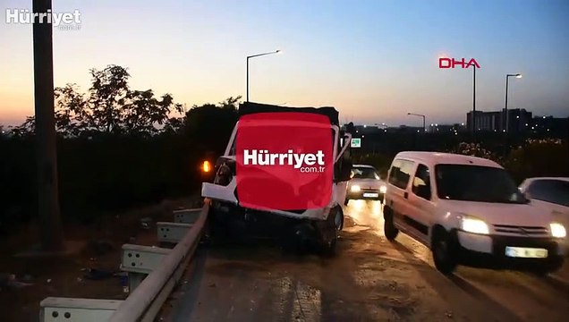 Hafif ticari araç kamyonetle çarpıştı: Ölü ve yaralılar var