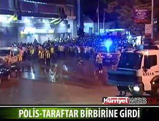 KADIKÖY'DE TARAFTAR POLİSLE ÇATIŞTI