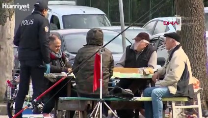 Sahilde masa kurup okey oynayanları polis uyardı