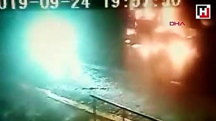 Beylikdüzü'nde kamyonu benzin dökerek yakma anı kamerada