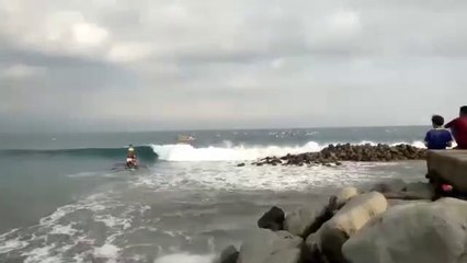 detik detik perahu tongkang terseret ombak laut