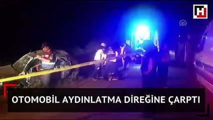 Otomobil aydınlatma direğine çarptı
