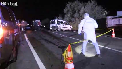 Ambulansı sollamaya çalışan otomobil karşı yönden gelen kamyonetle çarpıştı