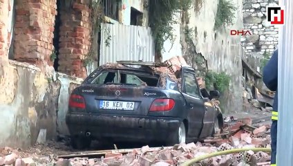 Yangın çıkan metruk bina otomobilin üzerine yıkıldı