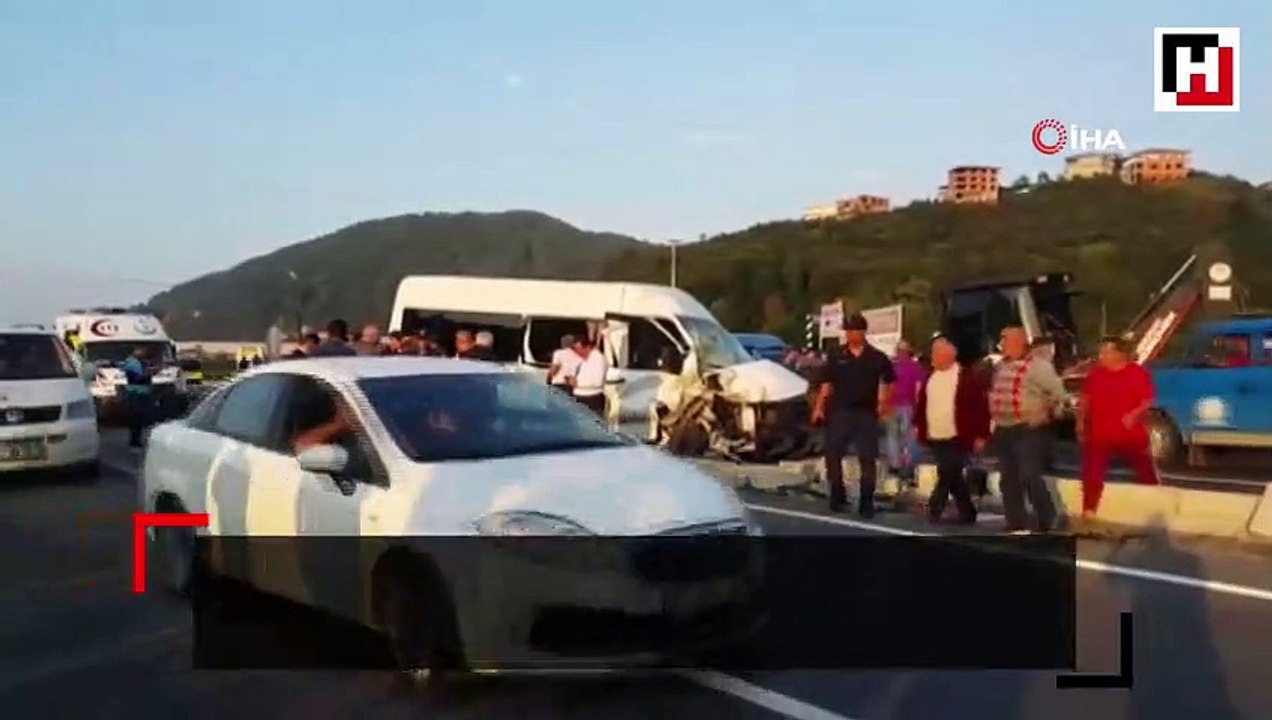 Trabzon'un Araklı ilçesinde öğrenci servisi ile iş makinesi çarpıştı