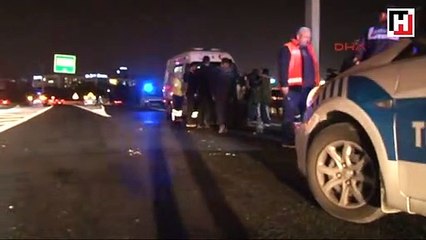 Yol ayrımında akrabalarını bekleyen kadına otomobil çarptı