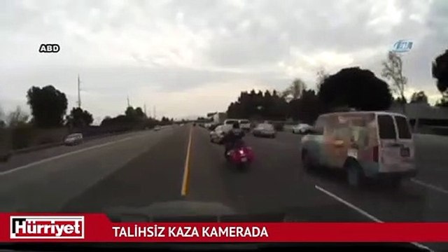 Motosiklet ve sürücüsü metrelerce sürüklendi