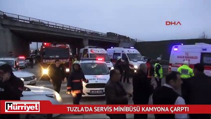 İstanbul'da servis minibüsü kamyonla çarpıştı!