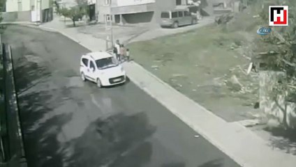Önce ablasını sonra kız kardeşini kaçırdı... Kaçırılma anı kamerada