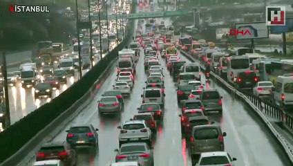 İstanbul'da yağmurla birlikte trafik yoğunluğu oluştu