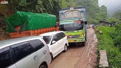 (Road traffic accidents )  MALAPETAKA TERJADI DI LONGSOR SITINJAU LAUIK JALAN MACET BLONG REM 4 TRUK PEMOTOR JATUH BENTUR BETON