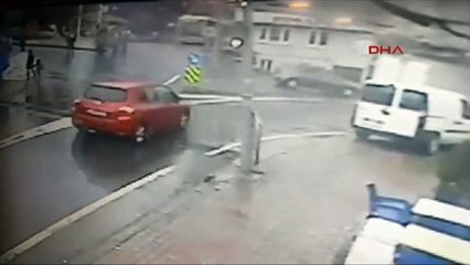 Otobüsün ünlü spikeri çarpma anı kamerada...