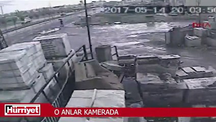 Minibüsün altında kalmaktan son anda kurtuldu