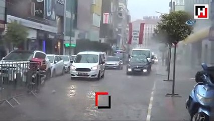 Beklenen yağış geldi, sokaklar göle döndü