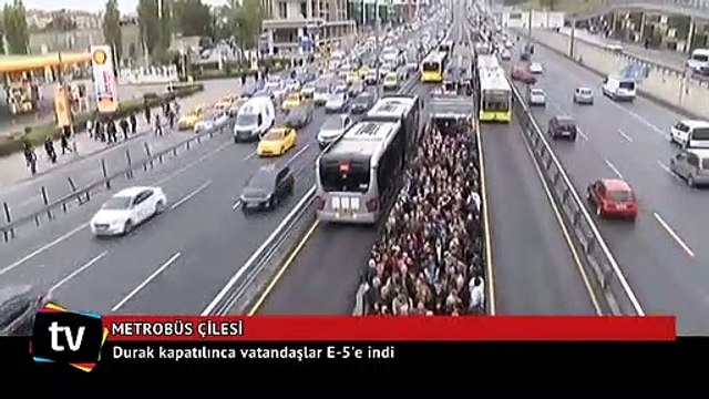 Metrobüs durağı kapatılınca vatandaşlar E-5'e indi