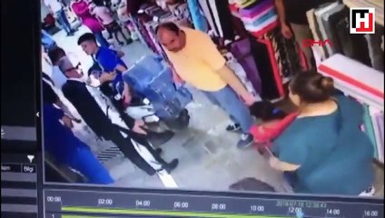 Motosikleti hızlı süren gence tokat attı  çevredekiler tepki gösterdi