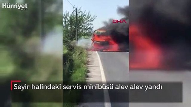Seyir halindeki servis minibüsü alev alev yandı