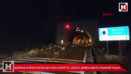 Dağdan kopan kayalar yolu kapattı, hasta ambulansta mahsur kaldı