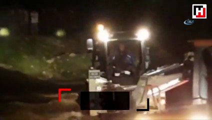 Yağmur suyu yükseldi, bir araç suya kapıldı