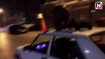 Hareket halindeki sürücüsüz aracın üstüne çıktı