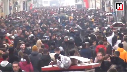 Taksim'de 'kış güneşi' kalabalığı