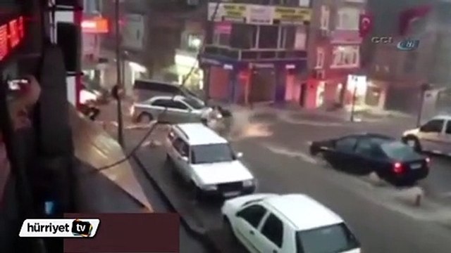 Otomobiller sel sularında sürüklendi