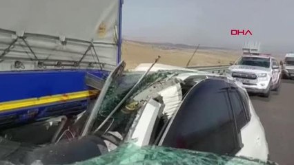 TIR'A ARKADAN ÇARPAN OTOMOBİLDEKİ 3 KİŞİ YARALANDI