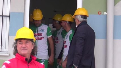 Futbolcular, madenciler için baretle maça çıktı